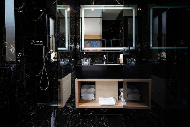 Maccani Black Luxury Suites