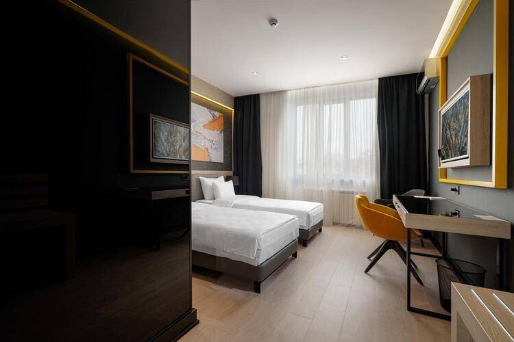 Maccani Black Luxury Suites