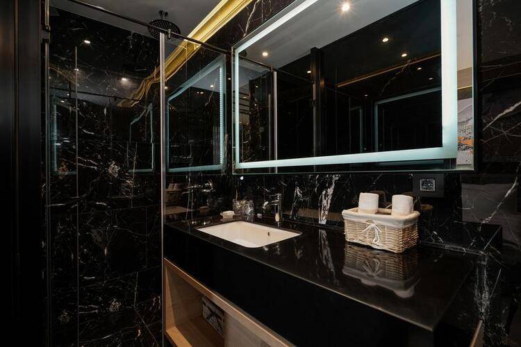 Maccani Black Luxury Suites