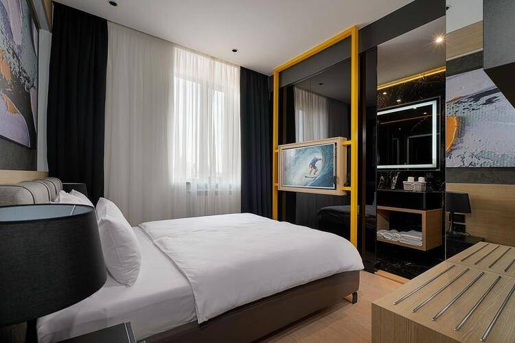 Maccani Black Luxury Suites