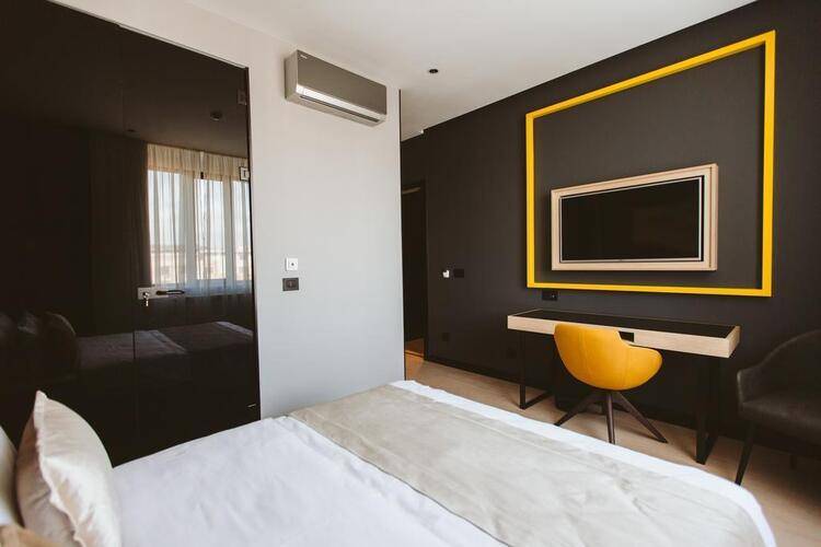 Maccani Black Luxury Suites