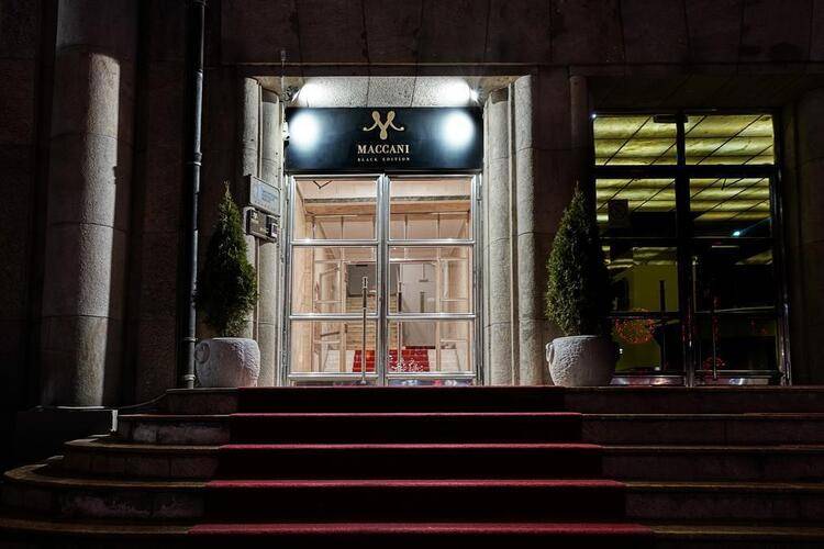 Maccani Black Luxury Suites