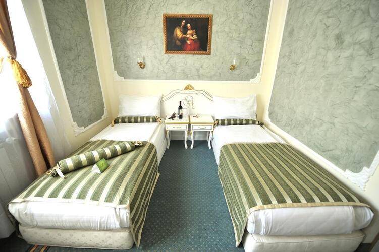 Queens Astoria Design Hotel