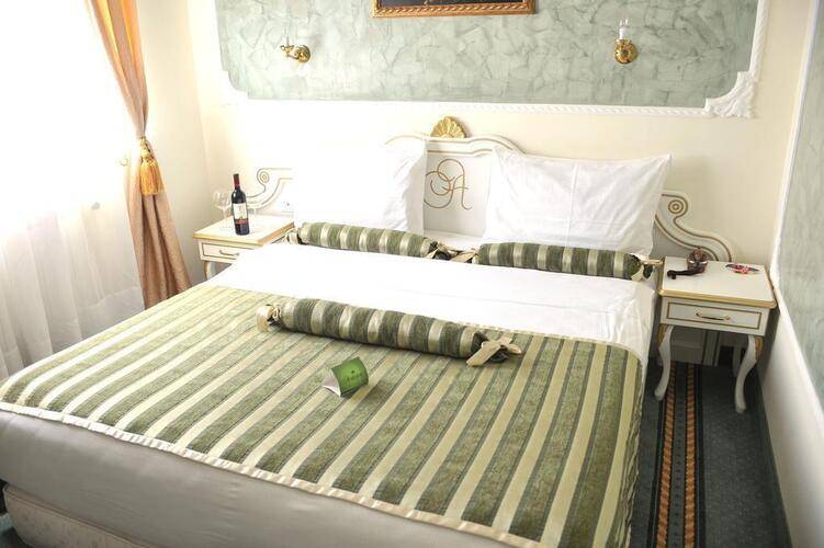 Queens Astoria Design Hotel
