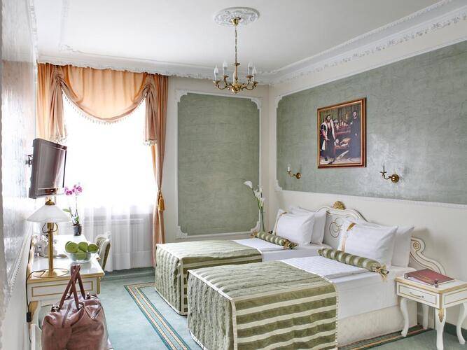 Queens Astoria Design Hotel