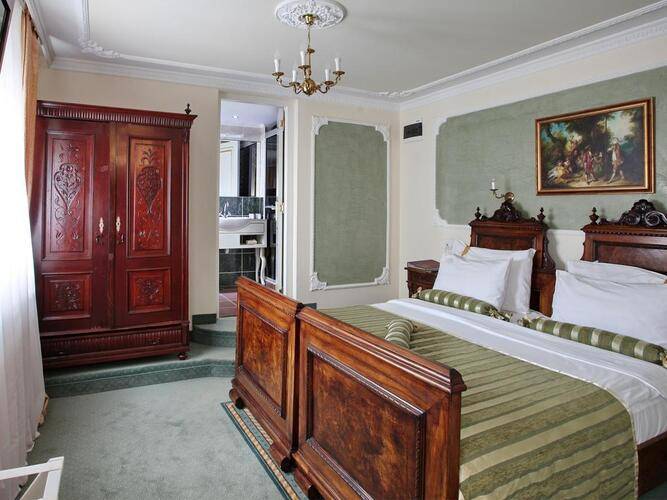 Queens Astoria Design Hotel