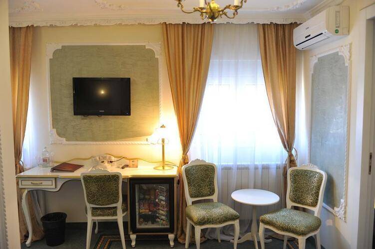 Queens Astoria Design Hotel