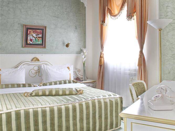 Queens Astoria Design Hotel