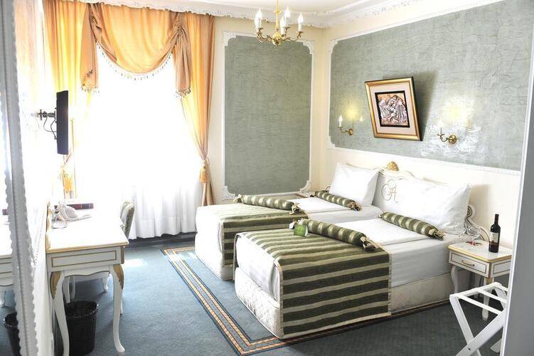Queens Astoria Design Hotel