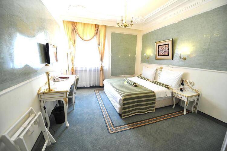 Queens Astoria Design Hotel