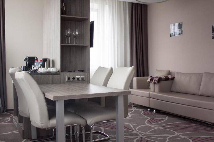 Tenet Hotel