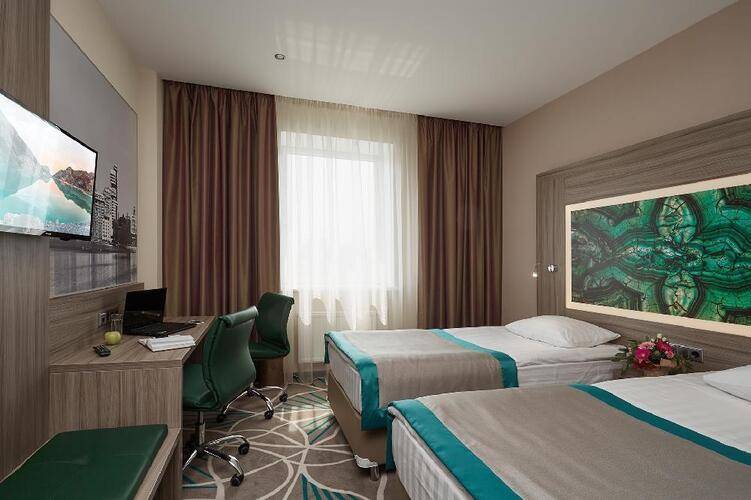 Tenet Hotel
