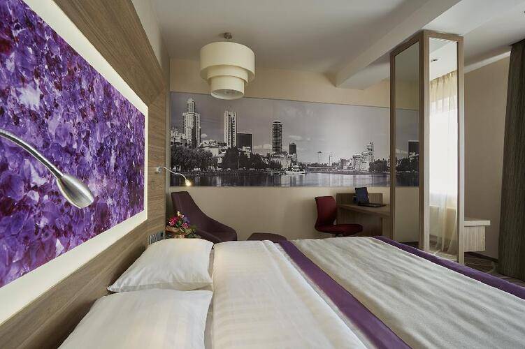Tenet Hotel