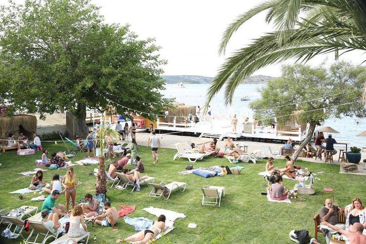 Daphnis Hotel