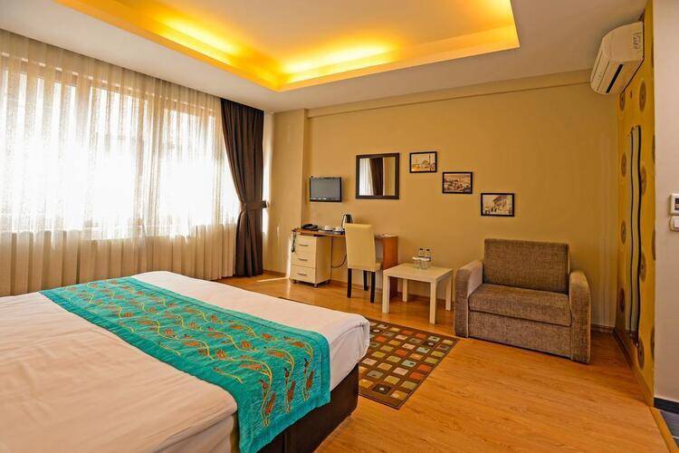Retropera Hotel