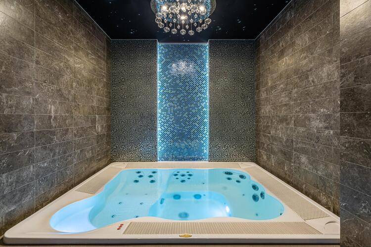 Kravt Nevsky Hotel and Spa