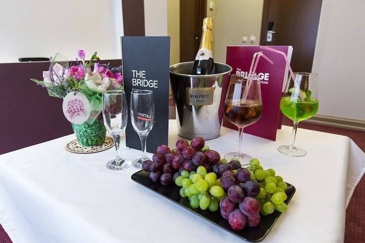 Отель Бридж (The Bridge Hotel)