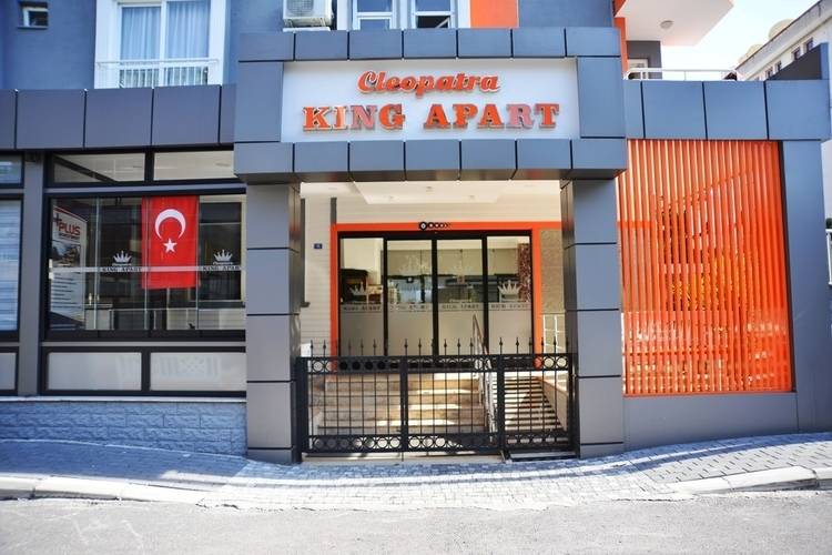 Cleopatra King Apart