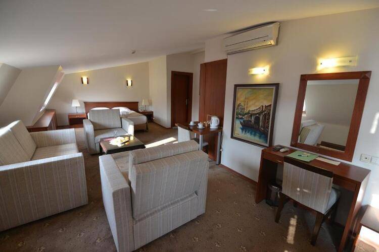 Golden Siyav Hotel