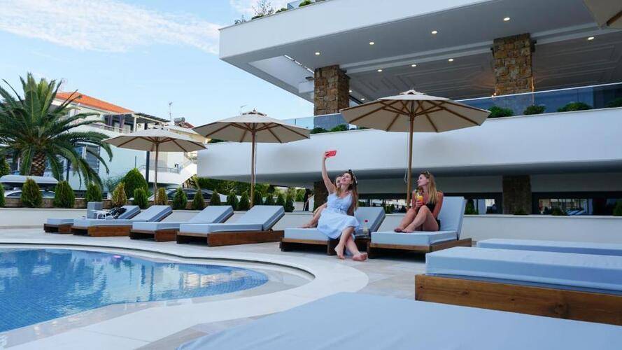 Agnes Deluxe Hotel
