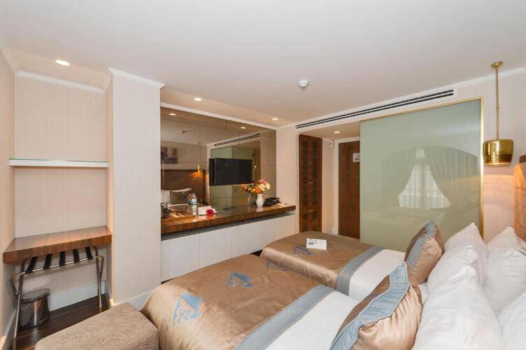 Darkmen Hotel