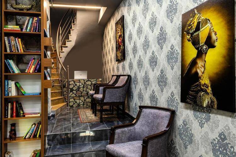 Dove Hotel & Suites