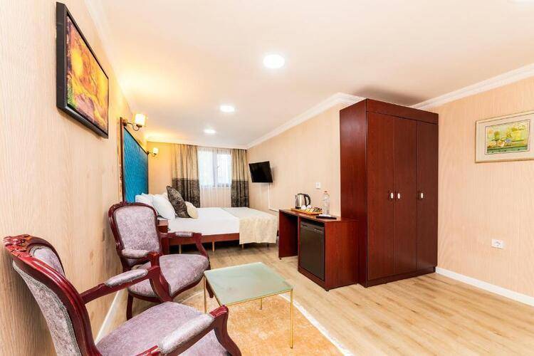 Dove Hotel & Suites