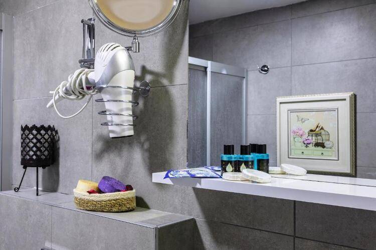 Dove Hotel & Suites