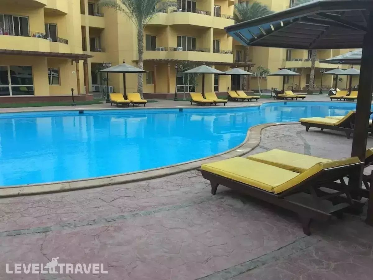 Pool View Apart At British Resort 1532
