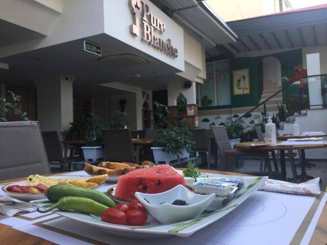Pure Blanche Hotel
