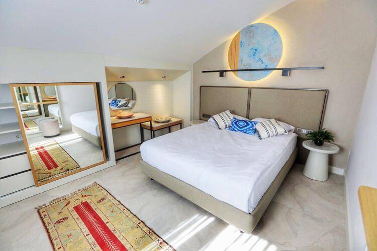 A Suite Side