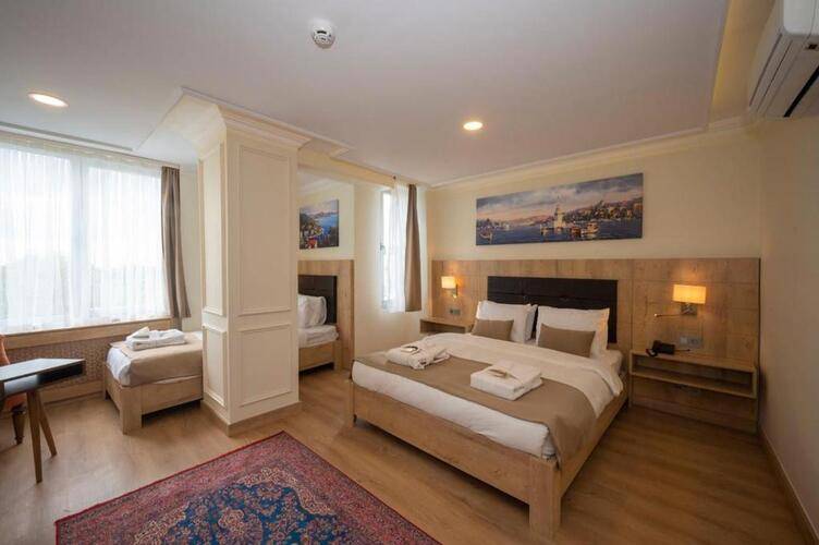 Porta Romanos Hotel