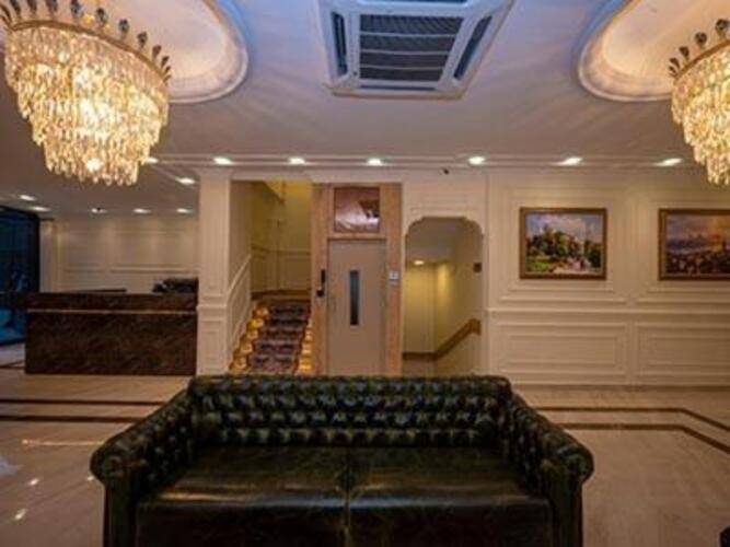 Porta Romanos Hotel