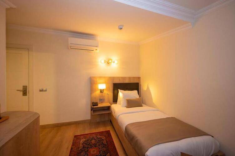 Porta Romanos Hotel