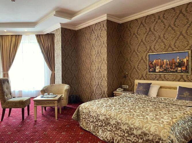 Avshar Hotel