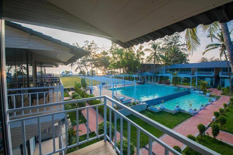 La Alphonso Marina Resort & Spa