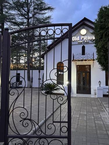 Отель Old Pitius