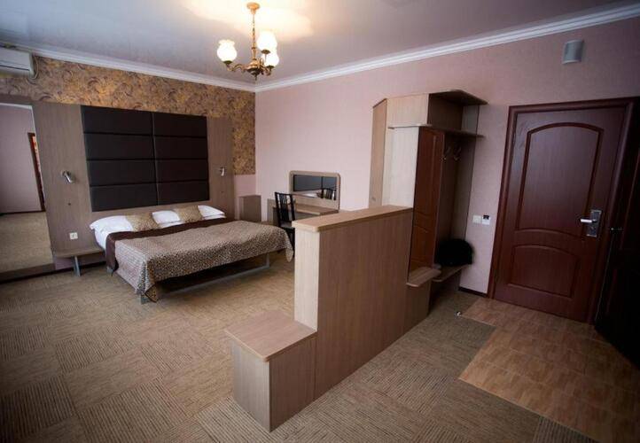 Отель Cronwell Park Ника