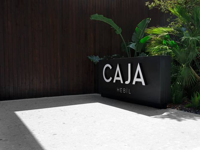 Caja by Maxx Royal