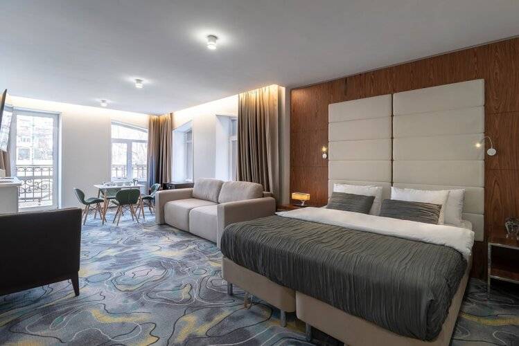 Отель V Hotel&Rooftop Lounge