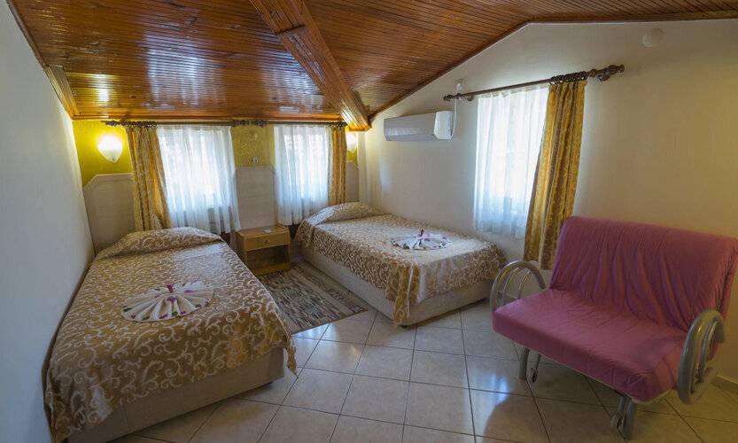 Arya Hotel