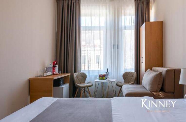 Kinney sea view hotel (Кинни)