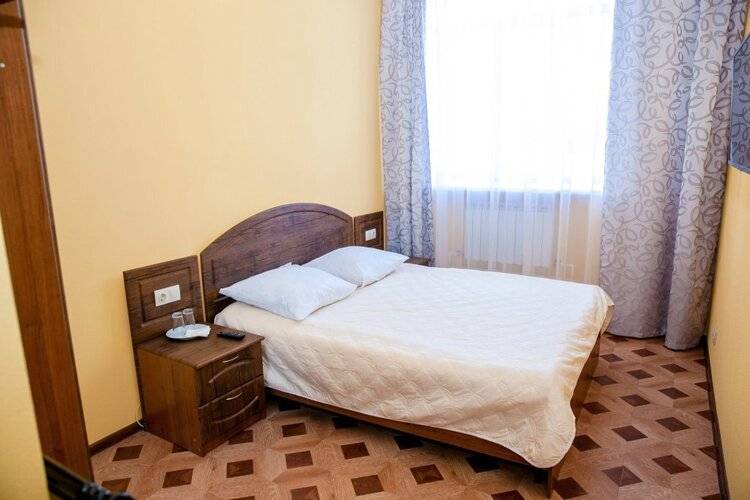 Отель Корона