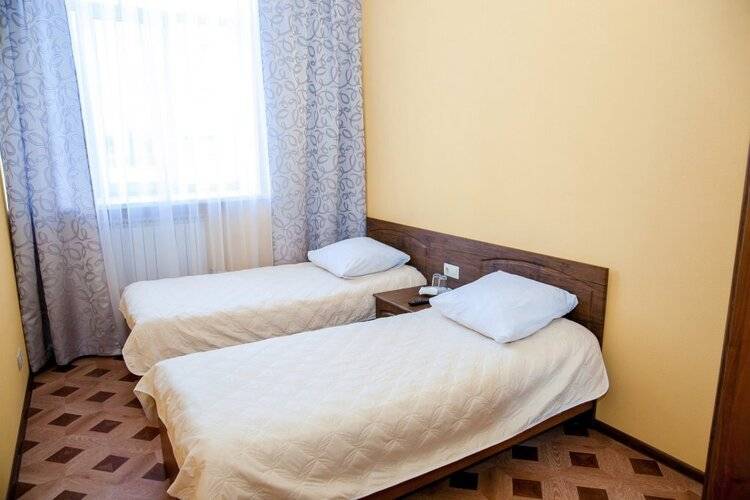 Отель Корона
