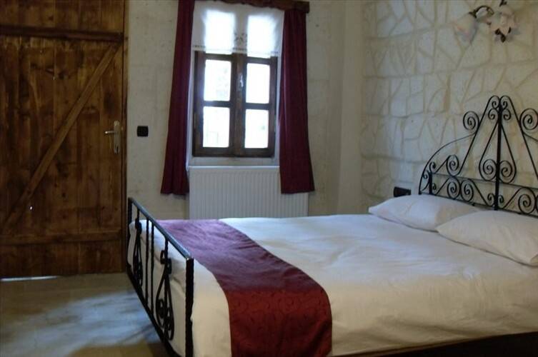 El Puente Cave Hotel