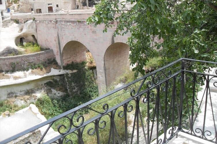 El Puente Cave Hotel