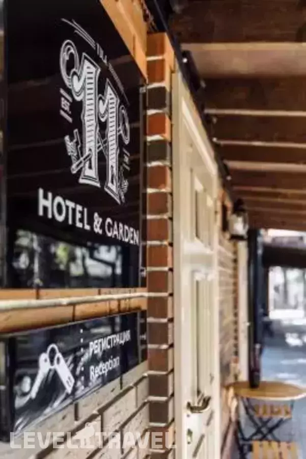 11 Hotel & Garden (11 отель и сад)