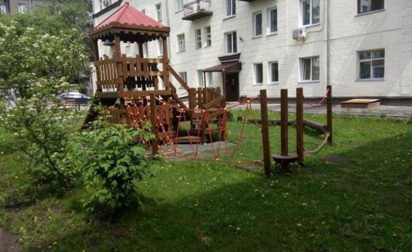 Диван и чемодан на Коммунистической