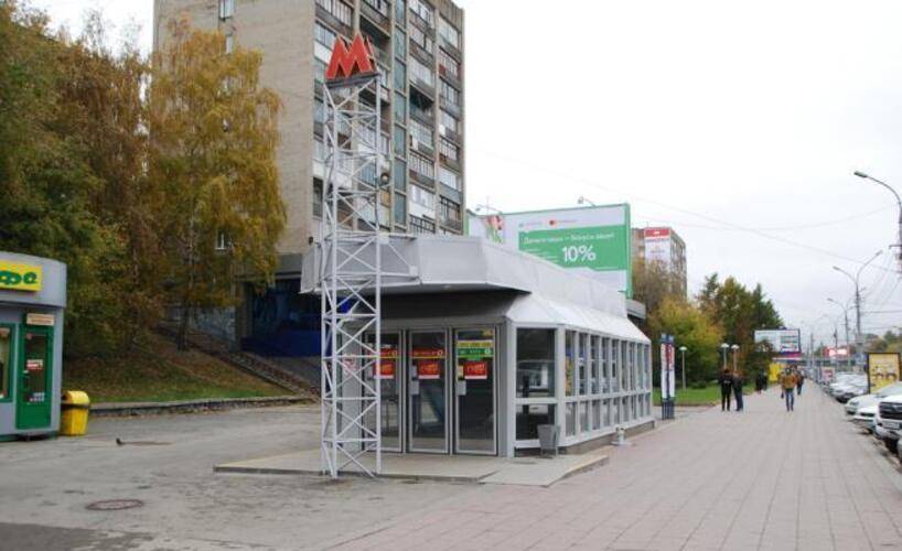 Диван и чемодан на Красном 94