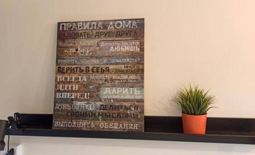 Диван и чемодан на Ленина